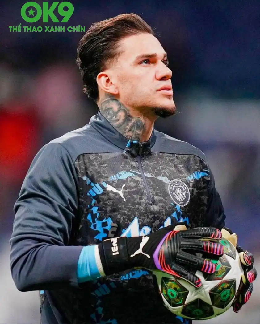 Ederson tiếp tục giữ vai trò thủ môn số một của Manchester City. Ảnh: @mancityfever2
