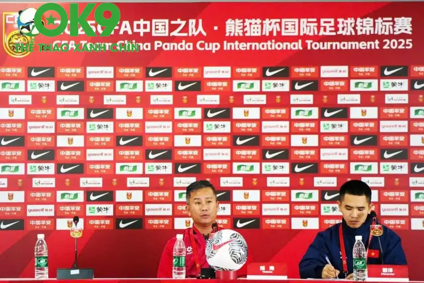 HLV Đinh Hồng Vinh rất hài lòng về tinh thần chiến đấu của các học trò. (Ảnh: BTC)