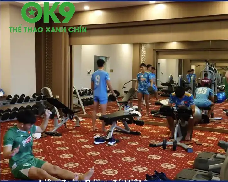 ĐT Việt Nam duy trì tập gym trong khách sạn khi vừa tới Lào
