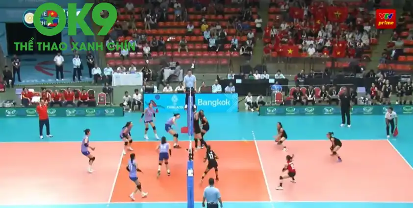 Bích Thủy kiểm tra chất lượng mặt sàn với cú đập 